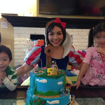 SBC - Snow White at the cake presentation! - Party & Event Planning Near Me SBC - Snow White at the cake presentation! - Party & Event Planning Near Me