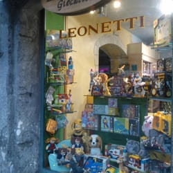 Leonetti - Vetrina di Leonetti, sede di Via Toledo.