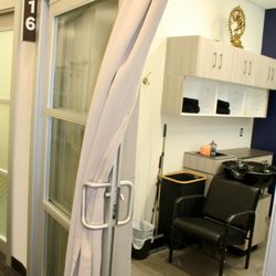 Salon Montage studio suit 16 inside Sola salon.
