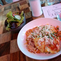 Franzkys Brasserie - Lasagne mit Beilagensalat 8,10€