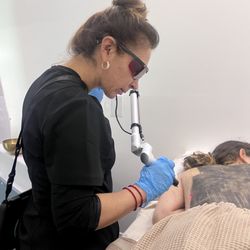 Victoria Spa & Laser - Realizamos Carbox Peel tratamiento esclusivo de celebridades donde la piel sufre un aclara miento inducido por el láser y el carbón activo