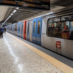 Metro Restauradores - Blue Line train in Metro Restauradores