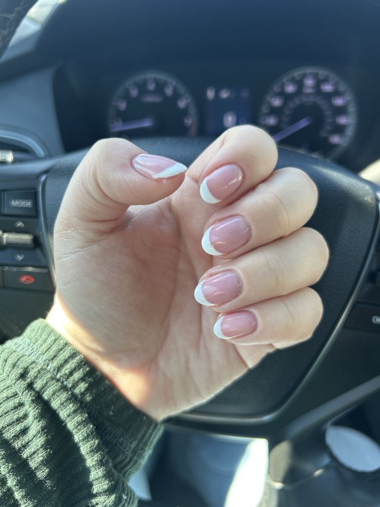 Distinctive Nails Logo