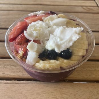 Wow Wow Lemonade Maui - Mini Açaí Bowl with Haupia Custard topping - Juice Bars & Smoothies Near Me - Kihei, Hawaii Wow Wow Lemonade Maui - Mini Açaí Bowl with Haupia Custard topping - Juice Bars & Smoothies Near Me - Kihei, Hawaii