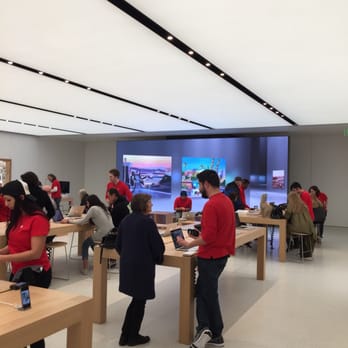Apple Store - Corte Madera - Whoa talk about a remodel!  So spacious now in CM! - IT Services & Computer Repair Near Me - Corte Madera, California