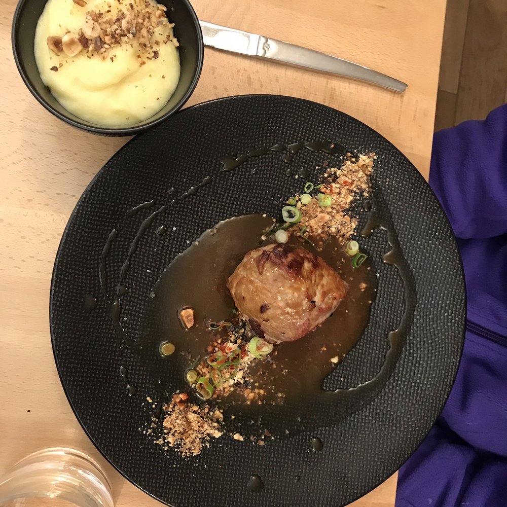 Esttia - Veal, gravy, hazelnuts, mash potatoes. - Modern European Near Me - Paris, 75
