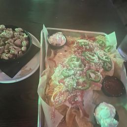 Nachos with chicken on the side
