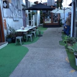 Ben's Burgers - Courtyard