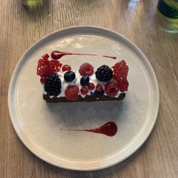 La Rôtisserie - Financier à la pistache avec des fruits rouges