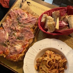 Il Vicolino del Paninaio - Il Vicolino del Paninaio pizza (with walnuts!) and the fettuccine bolognese