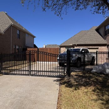 Cattlemen Fencing - Circle topper iron fence and automatic driveway gate in Azle, TX - Fences & Gates Near Me - Justin, Texas Cattlemen Fencing - Circle topper iron fence and automatic driveway gate in Azle, TX - Fences & Gates Near Me - Justin, Texas