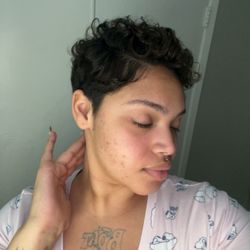 Roniz Beauty - Curly pixie with taper in the back