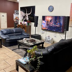 Ken's Brake & Alignment - Lobby