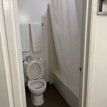 Rodeway Inn - Tiny bathroom - Hotels Near Me - Alameda, California Rodeway Inn - Tiny bathroom - Hotels Near Me - Alameda, California