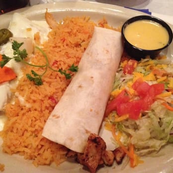Rafa's Cafe Mexicano - Número Dieciséis - Chicken enchilada with sour cream, rice and chicken taco of carbon with chili con queso - Mexican Near Me - Dallas, Texas