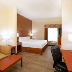 Baymont by Wyndham Savannah South - Guest room