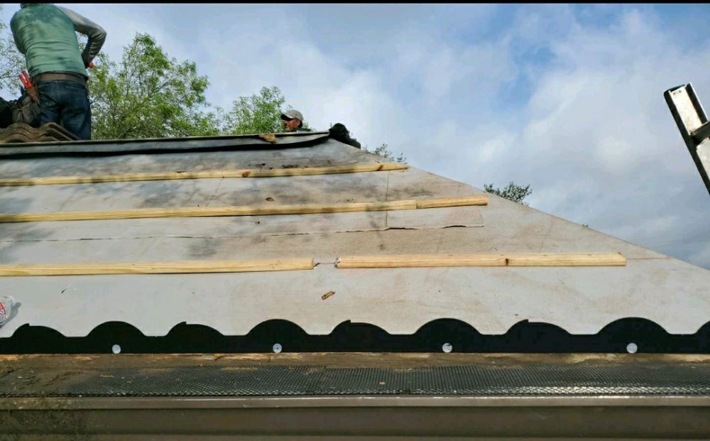 Slide of Freetail Roofing