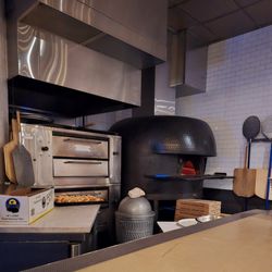 Ah' Pizz - They have two styles of pizza ovens here!