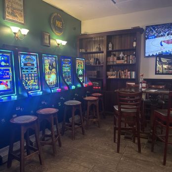 Mo's Irish Pub - Slot machines. - New American Near Me - Milwaukee, Wisconsin