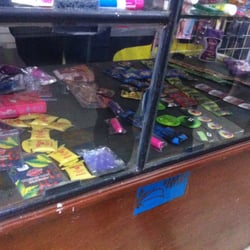 Condomaniacos Extreme - Una de las vitrinas donde muestra su variedad.