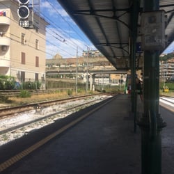 Stazione Napoli Piazza Leopardi - Fermata metro linea 2 posta tra Napoli campi Flegrei e Mergellina.