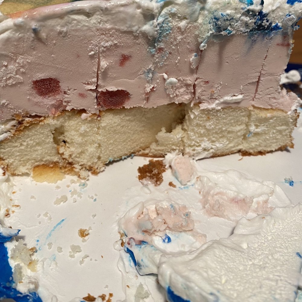 Baskin-Robbins - You can see there is a gap in the middle so a hole pretty much in the middle of my cake - Ice Cream & Frozen Yogurt Near Me - Whittier, California