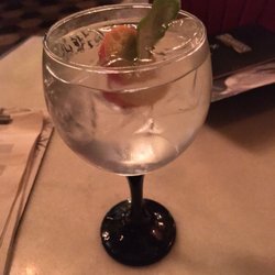 Sóshots - Gin tônica feito com o primeiro gin premium brasileiro, o Arapuru. Twist de limão tahiti e fatia de caju realçam os sabores do destilado.