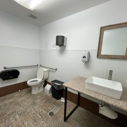 Sawtooth station/Shell - Pretty clean restroom