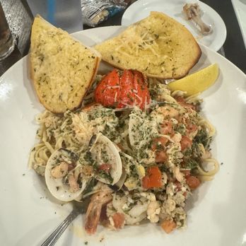 Freeport Bar & Grill - Linguini and Clams - American Near Me - Sacramento, California Freeport Bar & Grill - Linguini and Clams - American Near Me - Sacramento, California