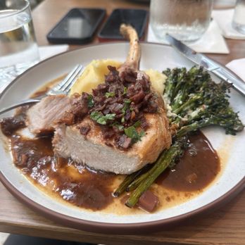 Earls Kitchen + Bar - New American Near Me - Miami, Florida