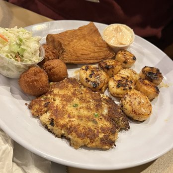 Iguanas - Sample platter: crab cake, scallops, and fried fish with coleslaw and hush puppies - Seafood Near Me - St. Simons, Georgia
