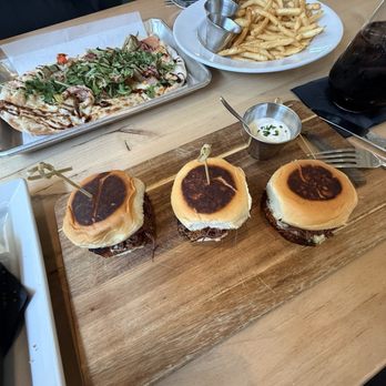 Parque 1055 - Sliders, fries and flatbread - Wine Bars Near Me - Santa Paula, California
