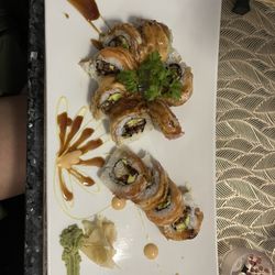 Beluga Bar - Sammy roll: Soft shell crab, peppered tuna, salmon, avocado, mango, special sauce