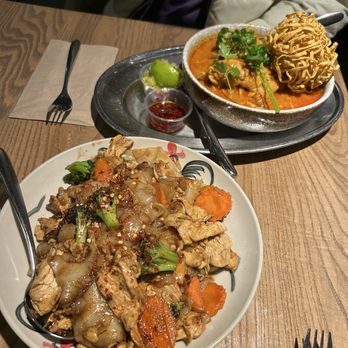 Isarn Thai Soul Kitchen - Chicken Phad See Ew and Chiang Mai Curry Noodles - Thai Near Me - Seattle, Washington