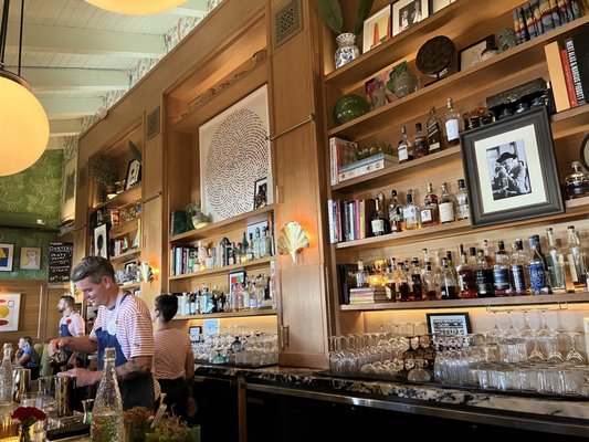 Bar Cecil by null