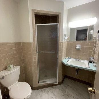 Cozy Corner Motel - Bathroom - Hotels Near Me - Williamstown, Massachusetts