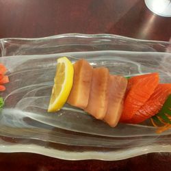 Q-Spot - Tuna and salmon sashimi