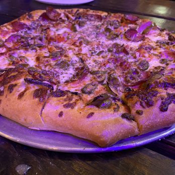 Florence Beer Market - Canadian bacon, mushroom, jalapeño, & green olives was fantastic! - Beer Gardens Near Me - Florence, Texas