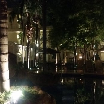 Hotel Safi Royal Luxury - garden at night - Hotels Near Me - Monterrey, NLE