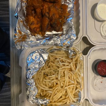 Pacific Pizza & Brew - Garlic fries & Buffalo Hot wings - Pizza Near Me - Bend, Oregon Pacific Pizza & Brew - Garlic fries & Buffalo Hot wings - Pizza Near Me - Bend, Oregon