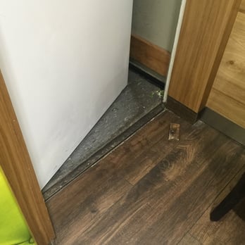 Cocos - Hätten sie die Tür nicht immer wieder aufgelassen, hätte man den Dreck am Boden gar nicht gesehen ;-) - Sushi Bars Near Me - Munich, BY