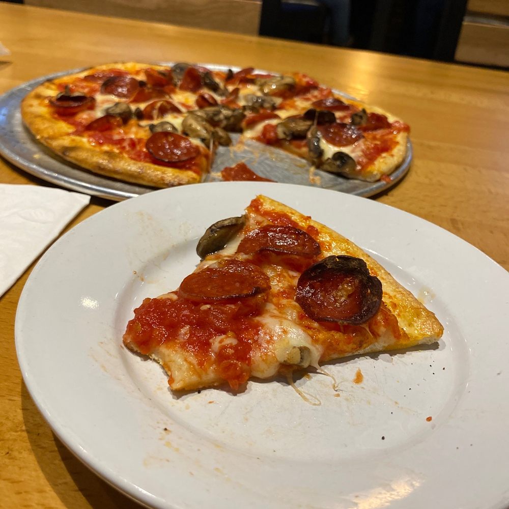 Loved their food Delish pizza specially their wings. Located at NW, image size:1000x1000