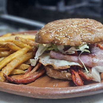 Taqueria La Norteña - Hamburguesa Norteña - Food Trucks Near Me - Conroe, Texas