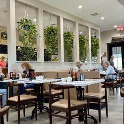 Sunset Grill - Pretty decor/seating area