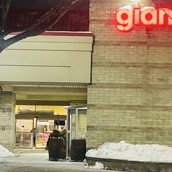 Giant Eagle - Side entrance - Grocery Near Me - Monroeville, Pennsylvania