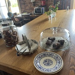Hanna House Bed and Breakfast - Brownies baked for our arrival with a refreshing mint sweet tea in the fridge