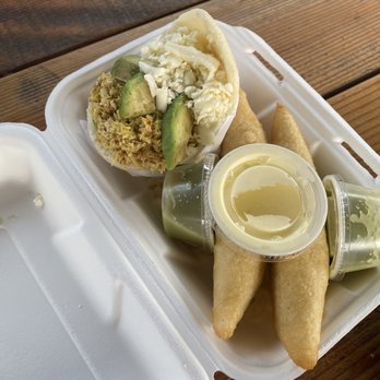 Los Vecinos - a takeout container of food - Food Trucks Near Me Los Vecinos - a takeout container of food - Food Trucks Near Me