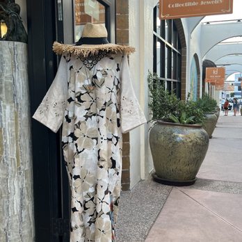 M Jardin - The piece that caught my eye. Absolutely stunning. - Jewelry Near Me - San Diego, California M Jardin - The piece that caught my eye. Absolutely stunning. - Jewelry Near Me - San Diego, California