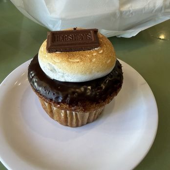 Molly's Cupcakes - S'more's Cupcake - Desserts Near Me - Chicago, Illinois Molly's Cupcakes - S'more's Cupcake - Desserts Near Me - Chicago, Illinois
