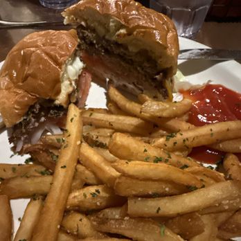 Kettlestrings Tavern - Kettlestrings burger with raw onions - Bars Near Me - Oak Park, Illinois